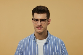 蓝色条纹衬衫戴眼镜帅哥图片